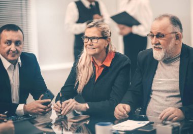 Kapatıyoruz. Bir grup iş adamı yeni bir kontratı tartışıyorlar.