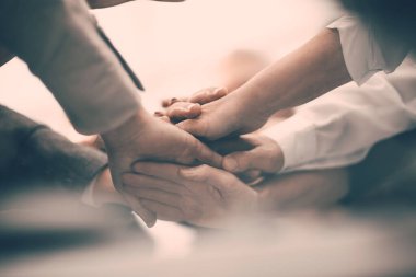 Kapat. Bir grup iş adamı avuçlarını birleştiriyor.