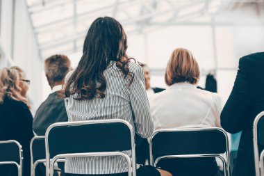 Dikiz aynası. Konferans odasında oturan iş semineri katılımcıları