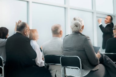 Dikiz aynası. Konferans odasında çeşitli işler var.