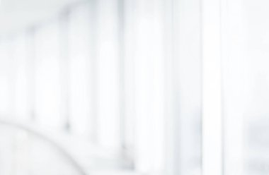 Cam duvarları olan bir ofisin bulanık görüntüsü.