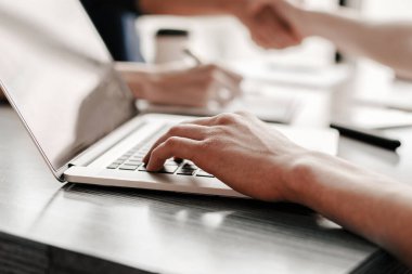 Kapat. İşadamı ofiste dizüstü bilgisayarla çalışıyor..