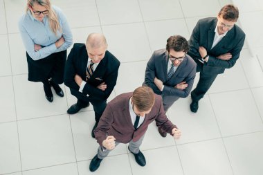 Üst Manzara. Lider ve bir grup çalışan bir arada..