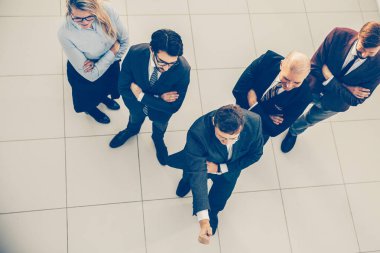 Üst Manzara. Ofiste bir grup başarılı çalışan var. .