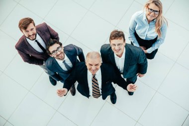 Üst Manzara. İş adamı ekibinin önünde duruyor..