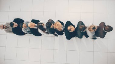 Üst Manzara. Bir grup iş adamı bir arada duruyorlar..