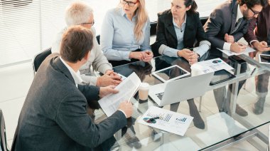 Panjurların arasından. Ofis çalışanları ve işyerinde