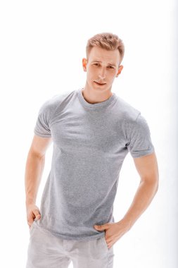 Tam gelişim. Sıradan giyinmiş yakışıklı bir genç.