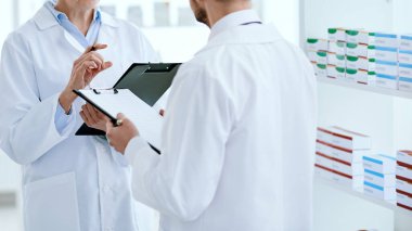 Eczacılar yeni ilaç tedarikini tartışıyor.