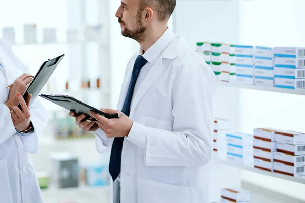 Dois farmacêuticos discutindo questões de trabalho. Assistência médica e farmacêutica. — Fotografia de Stock