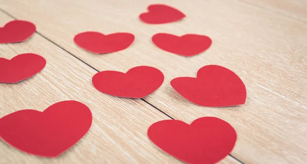 Zwei rote Valentinen auf einem Holzgrund — Stockfoto