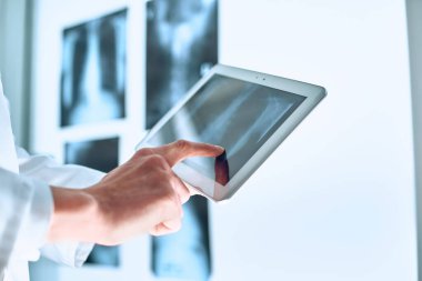 Doktor hastayla iletişim kurmak için dijital tablet kullanıyor..