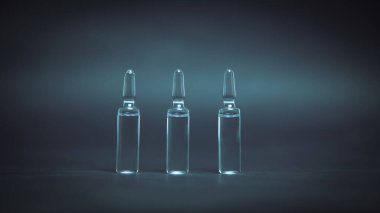 Siyah arka planda tıbbi cam ampulleri.