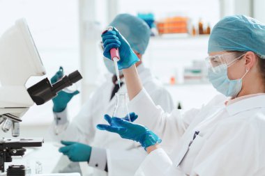 Kapat. Laboratuvar çalışanları yeni aşıyı test ediyor..