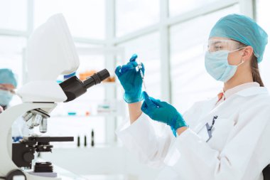 Kapat. Bir grup bilim adamı yeni ilaçları test ediyor..