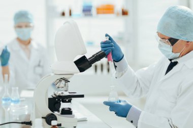 Kapat. Virologlar laboratuvarda çalışıyorlar. .