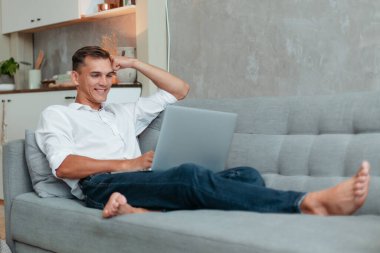 Genç girişimci akıllı telefonuyla konuşuyor. Ev hayatı..