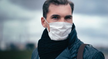 Kapat. Koruyucu maskeli genç bir adam.