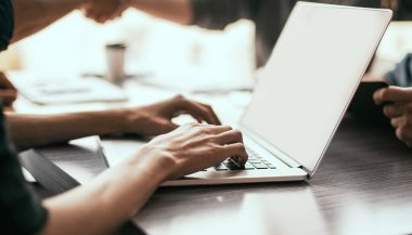 Kapat. Ofis bilgisayarında çalışan bir adamın görüntüsü .