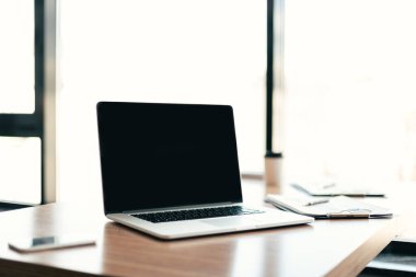 Kapat. Ofis masasında dizüstü bilgisayar aç.