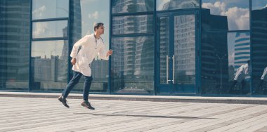 Tam gelişim. İlgili bir sağlık görevlisi yardım için koşar.