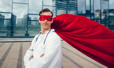 Kapat. Gülümseyen doktor süper kahraman..