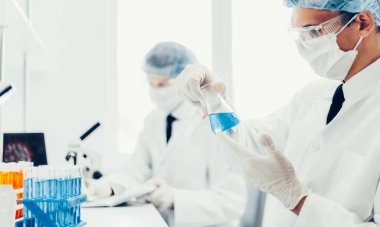 Bilimadamları laboratuarda araştırma yapıyorlar..