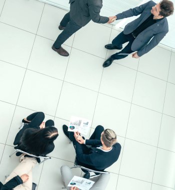 Patron çalışanı iyi bir iş için tebrik ediyor. .