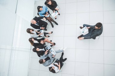 Üst Manzara. Proje Yöneticisi ve çalışma grubu mali verileri tartışıyor