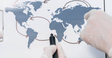 Kapat. Epidemiyologlar koronavirüsün yayılma hızını tartışıyorlar. Bu görüntünün elementleri NASA tarafından desteklenmektedir