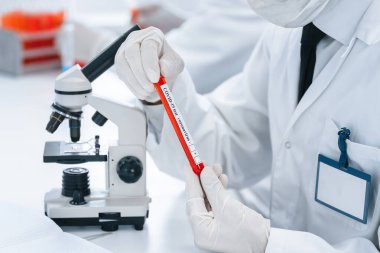 Bilim adamı modern bir laboratuvarda araştırma yapıyor. .