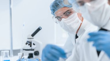 Kapat. Tıp meslektaşları laboratuarda çalışıyor..