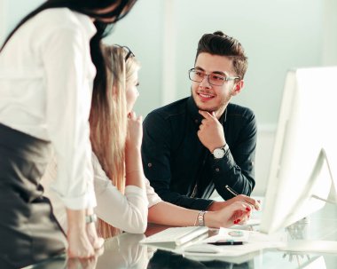 İş ekibi yeni bir iş projesi için fikir alışverişinde bulunuyor.