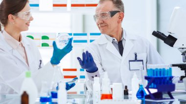 Kapat. Bilim adamları yeni bir aşı üzerinde araştırma yapıyorlar. .