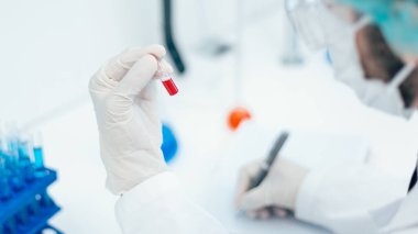 Kapat. Bilim adamları laboratuvarda araştırma yapıyorlar. .