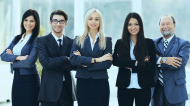 Başarılı bir iş ekibi, parlak ve modern bir arka planda.