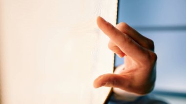 Yakın plan. İşadamı grafik tablet kullanıyor.