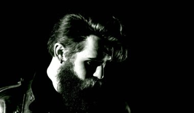 Yakından. Moda düşkünü vahşi bir adamın portresi.