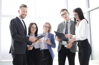 Kapat. gülümseyen iş ekibi iş belgeleriyle