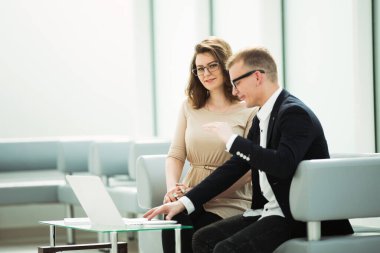 Banka odasında oturan müdür ve müşteri.