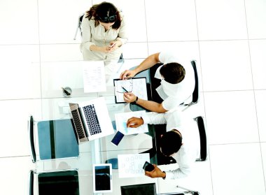 Üst Manzara. İş ekibi mali belgeleri tartışıyor