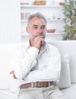 Olgun psikoterapist modern bir ofiste çalışır.