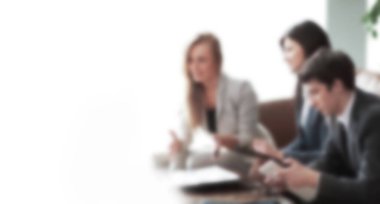 Başarılı iş ekibi yeni fikirleri tartışıyor. Takım çalışması kavramını.