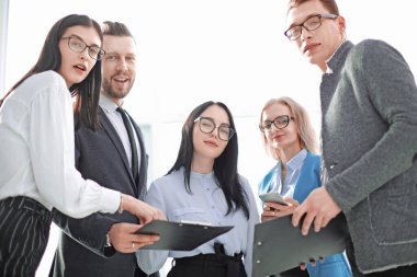 Kapat. İş belgelerine sahip başarılı iş ekibi.