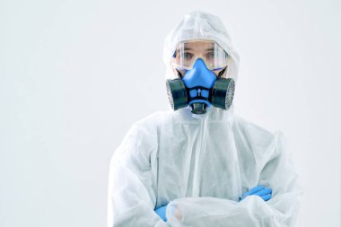 Tehlikeli madde giysisi, solunum cihazı ve koruyucu maske takmış bir adam..