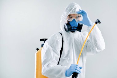 Yakın plan. Koruyucu kıyafetli profesyonel dezenfektan..