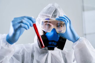 Araştırmacılar şişede yeni bir test gösteriyor..