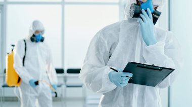 Sağlık Hizmetleri çalışanı yapılan işi not alıyor..