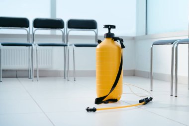 Kamu resepsiyonunun zemininde büyük bir dezenfektan spreyi var. .