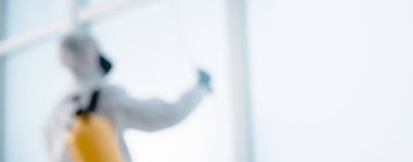 Bir temizlik şirketinin çalışanı odayı dezenfekte eder. .